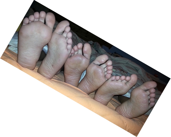 Bild von drei paar Füßen für "Drei Mann in einem Bett"