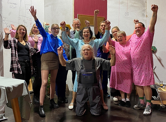 Gruppenbild mit den SpielerInnnen der Theaterrguppe des Musikclubs Fidelio Dreissen