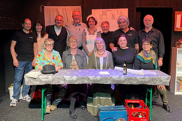 Gruppenbild mit dem Würfeltheater Sinsheim