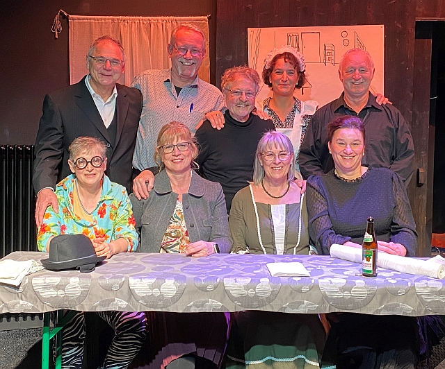 Gruppenbild mit den SpielerInnen des Würfeltheaters Sinsheim