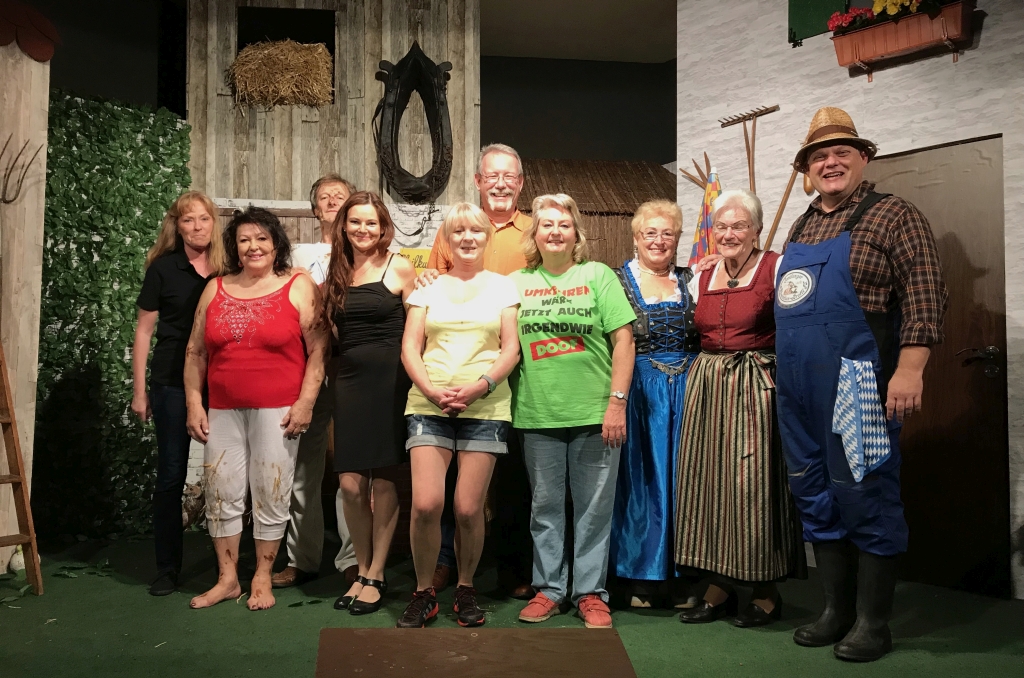 Gruppenbild auf dem Wellnesshof mit dem Sendlinger Komödienbrettl